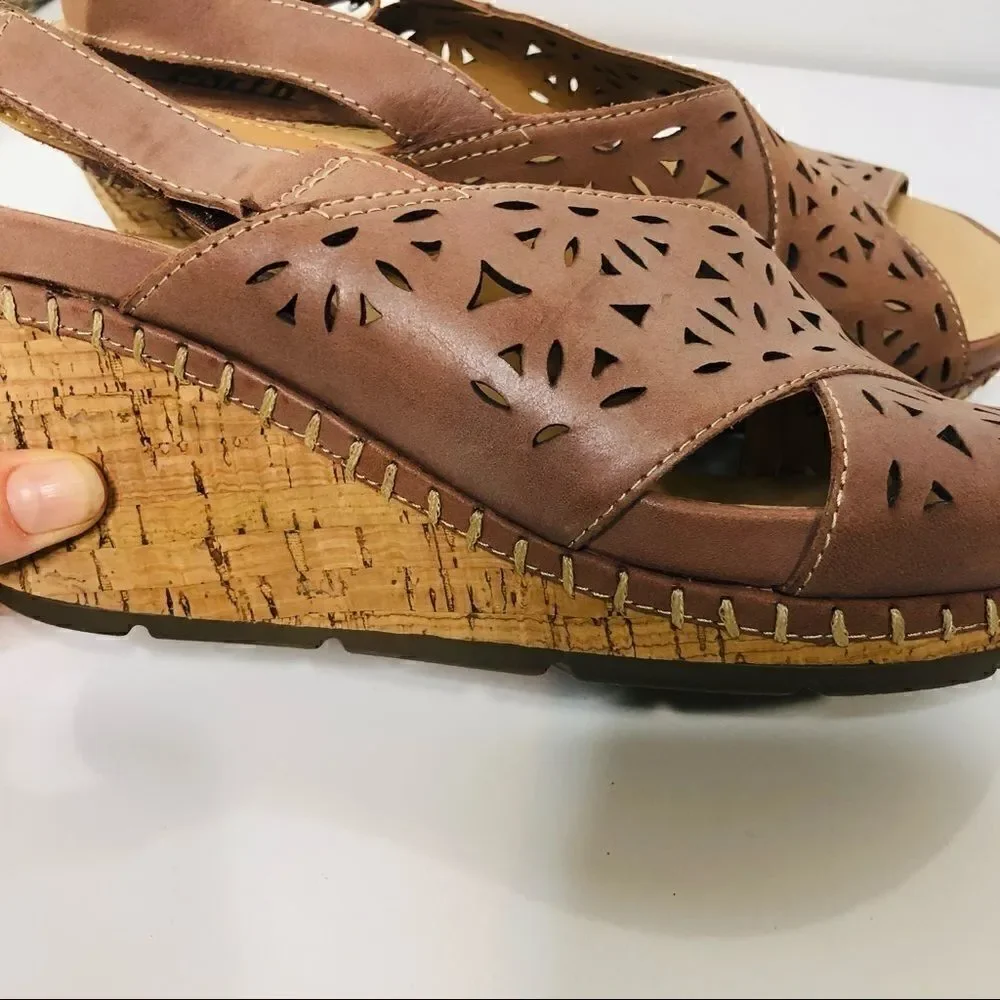 Earth Aries Brown Leather Wedge Comfort Sandals Lasercut 9.5 B